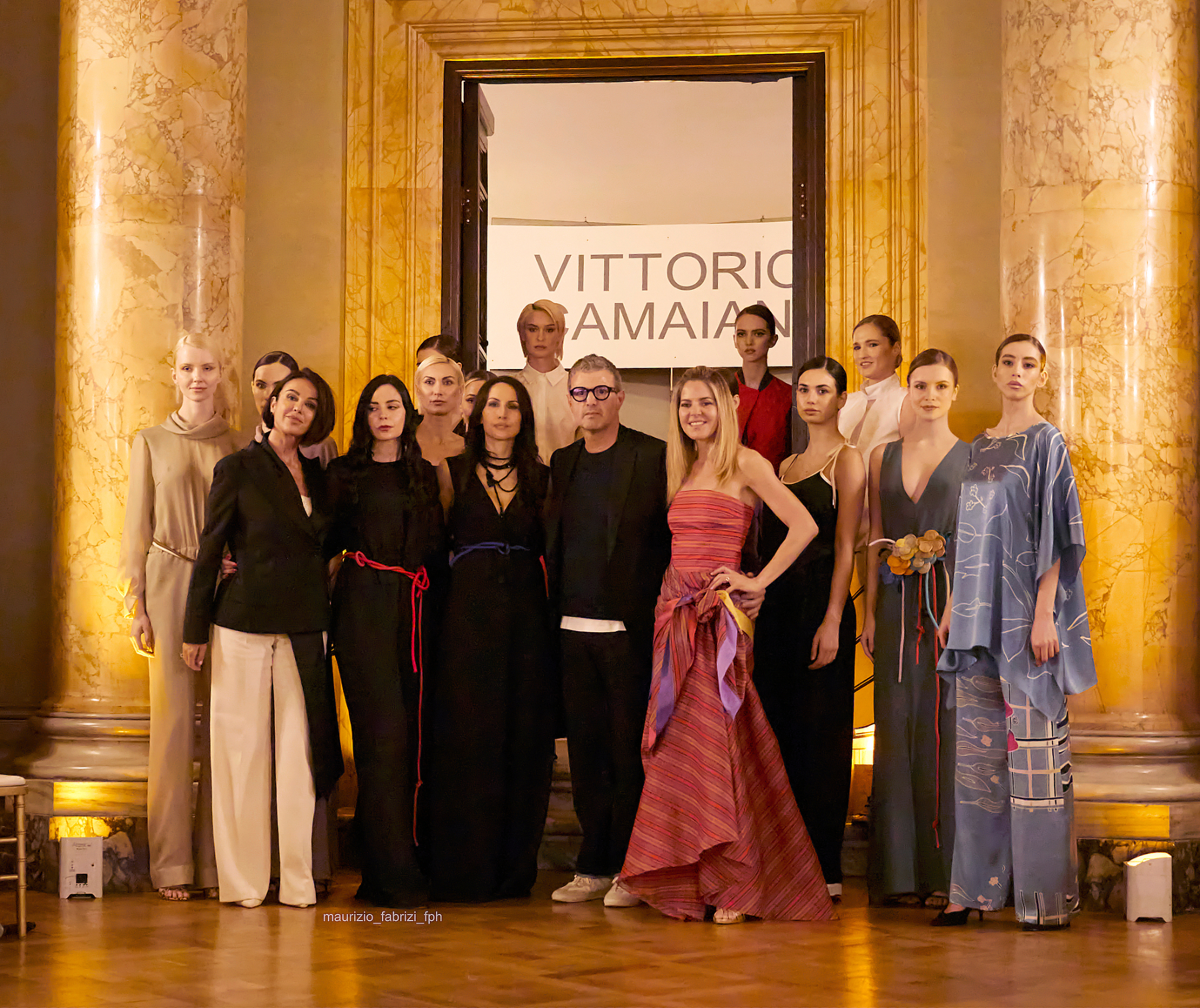 Roma. Vittorio Camaiani a Palazzo Colonna: “Senza confini” trasforma la couture in viaggio contemporaneo Roma. Vittorio Camaiani a Palazzo Colonna: “Senza confini” trasforma la couture in viaggio contemporaneo