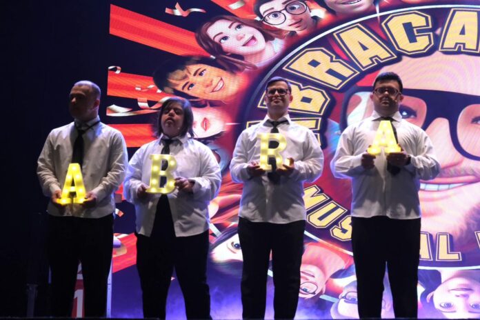 "Abracadown" diventa un tour. La rivoluzione gentile del musical che trasforma il pregiudizio in magia parte dal Centro Commerciale Casal Bertone di Roma. La rivoluzione gentile del musical che trasforma il pregiudizio in magia parte dal Centro Commerciale Casal Bertone di Roma. 17 e 18 aprile 2026 Non solo uno spettacolo, piuttosto una rivoluzione gentile che usa lo stupore come bacchetta magica per trasformare il pregiudizio in accoglienza. Il musical "Abracadown", che ha registrato il tutto esaurito nei più grandi teatri italiani, diventa un tour per arrivare ai cuori della gente direttamente nelle periferie e nelle moderne piazze di incontro e aggregazione della nostra quotidianità che oggi sono i centri commerciali. La prima tappa partirà da Roma il 17 e 18 aprile 2026 dal Centro Commerciale Casal Bertone, un luogo particolarmente attento alle tematiche sensibili e profondamente radicato nel quartiere. Preparatevi, quindi, a chiudere gli occhi e spalancare il cuore con il regno dell'illusione e dell'inclusione pronti a fondersi in un evento accessibile a tutti e contro ogni barriera mentale.  Il cast dello spettacolo, che ha fatto vibrare l'animo di grandi e piccini, sarà protagonista di due giornate indimenticabili ideate con lo scopo di far vivere al pubblico del Centro Casal Bertone, situato  a due passi dalla Stazione Tiburtina, una kermesse all’insegna dello stupore e della solidarietà. Oltre all'emozionante show live dei ragazzi, infatti, le famiglie potranno partecipare gratuitamente ai laboratori del Club Magico Fernando Riccardi, che aprirà le sue porte per coinvolgere i più curiosi nel misterioso mondo delle arti magiche.   Non aspettatevi bacchette di plastica o cilindri polverosi: i maestri del Club Magico Fernando Riccardi insegneranno ai bambini come trasformare gli oggetti della vita quotidiana in strumenti di meraviglia. Un mazzo di chiavi, una moneta o un semplice tovagliolo diventeranno i protagonisti di trucchi sorprendenti, permettendo a chiunque di scoprire che la magia è letteralmente nelle nostre mani. Il cuore pulsante dell’evento saranno ovviamente le due repliche giornaliere (alle 16:30 e alle 18:30) dello show "Abracadown", un’esplosione di energia per un pubblico di ogni età, che vedrà al sulla scena (nella piazza principale del centro ) gli straordinari ragazzi con sindrome di Down che, tra passi di danza, canzoni e recitazione, trascineranno il pubblico in un vortice di divertimento. Una sfida decisa a rendere la disabilità un incredibile talento comunicativo. L’iniziativa, ideata da Francesco Leardini e Danilo Melandri,  nasce con l'obiettivo di offrire un’esperienza di intrattenimento che sia anche un momento di profonda riflessione sociale. La magia, in questo contesto, diventa il linguaggio universale per unire generazioni diverse e promuovere una vera cultura dell'inclusione. Ingresso gratuito.