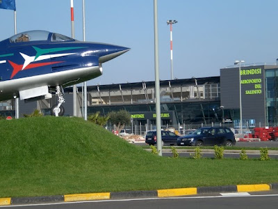 Carenza di cherosene all’aeroporto di Brindisi, “restrizioni” a Reggio Calabria e Pescara Carenza di cherosene all’aeroporto di Brindisi, “restrizioni” a Reggio Calabria e Pescara