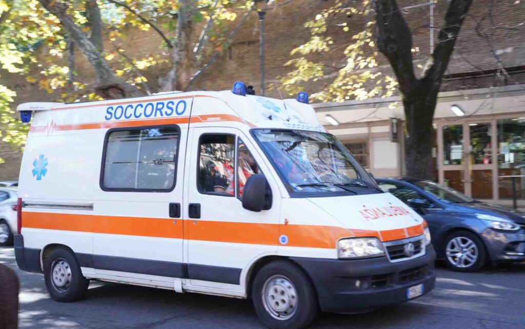 Tragedia a Catanzaro: una donna si è lanciata dal terzo piano con i tre figli. Con lei sono morti i due bambini, grave la terza Tragedia a Catanzaro: una donna si è lanciata dal terzo piano con i tre figli. Con lei sono morti i due bambini, grave la terza