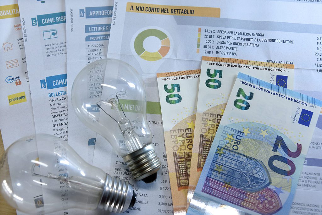 Con la guerra in Iran, oltre 7 miliardi di rincari per energia e carburanti Con la guerra in Iran, oltre 7 miliardi di rincari per energia e carburanti