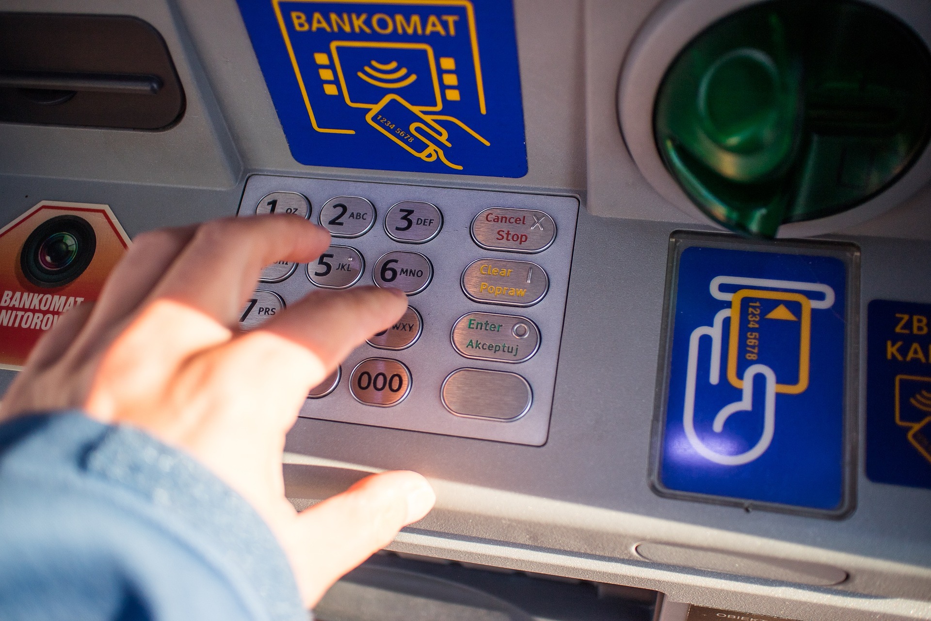 Disarticolato sodalizio criminale specializzato in assalti ai bancomat con esplosivo Disarticolato sodalizio criminale specializzato in assalti ai bancomat con esplosivo