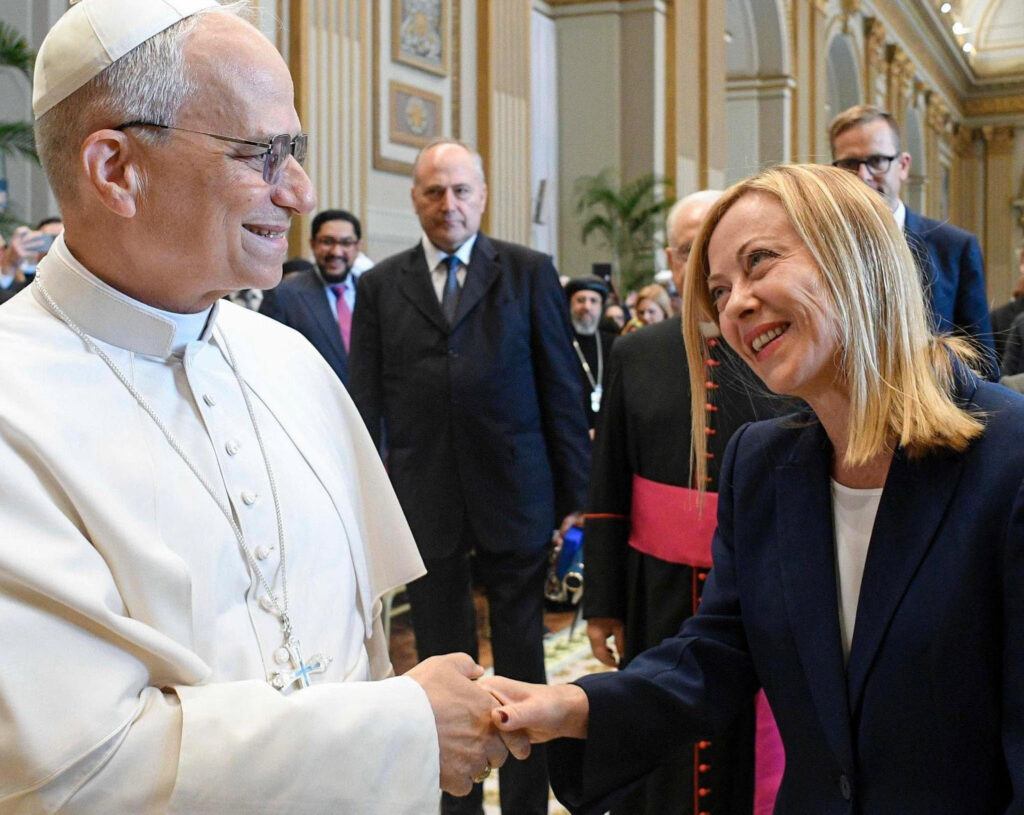 Meloni dalla parte del Papa: “Non mi sentirei a mio agio se i leader religiosi facessero quello che dicono i leader politici” Meloni dalla parte del Papa: “Non mi sentirei a mio agio se i leader religiosi facessero quello che dicono i leader politici”