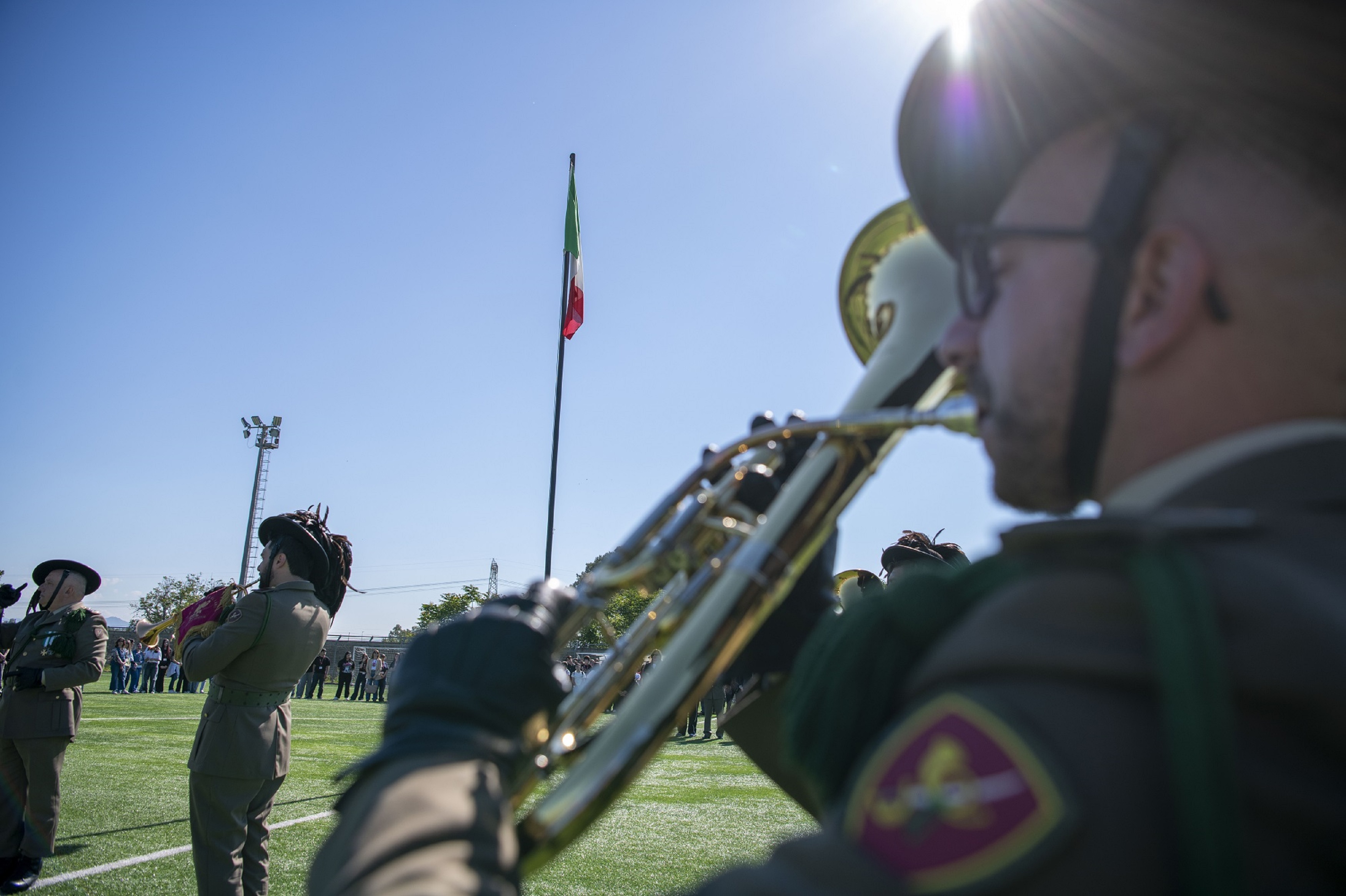 Esercito e scuole insieme per l’alzabandiera: una giornata dedicata ai valori e alle prospettive professionali 2 1.Linno suonato dalla fanfara