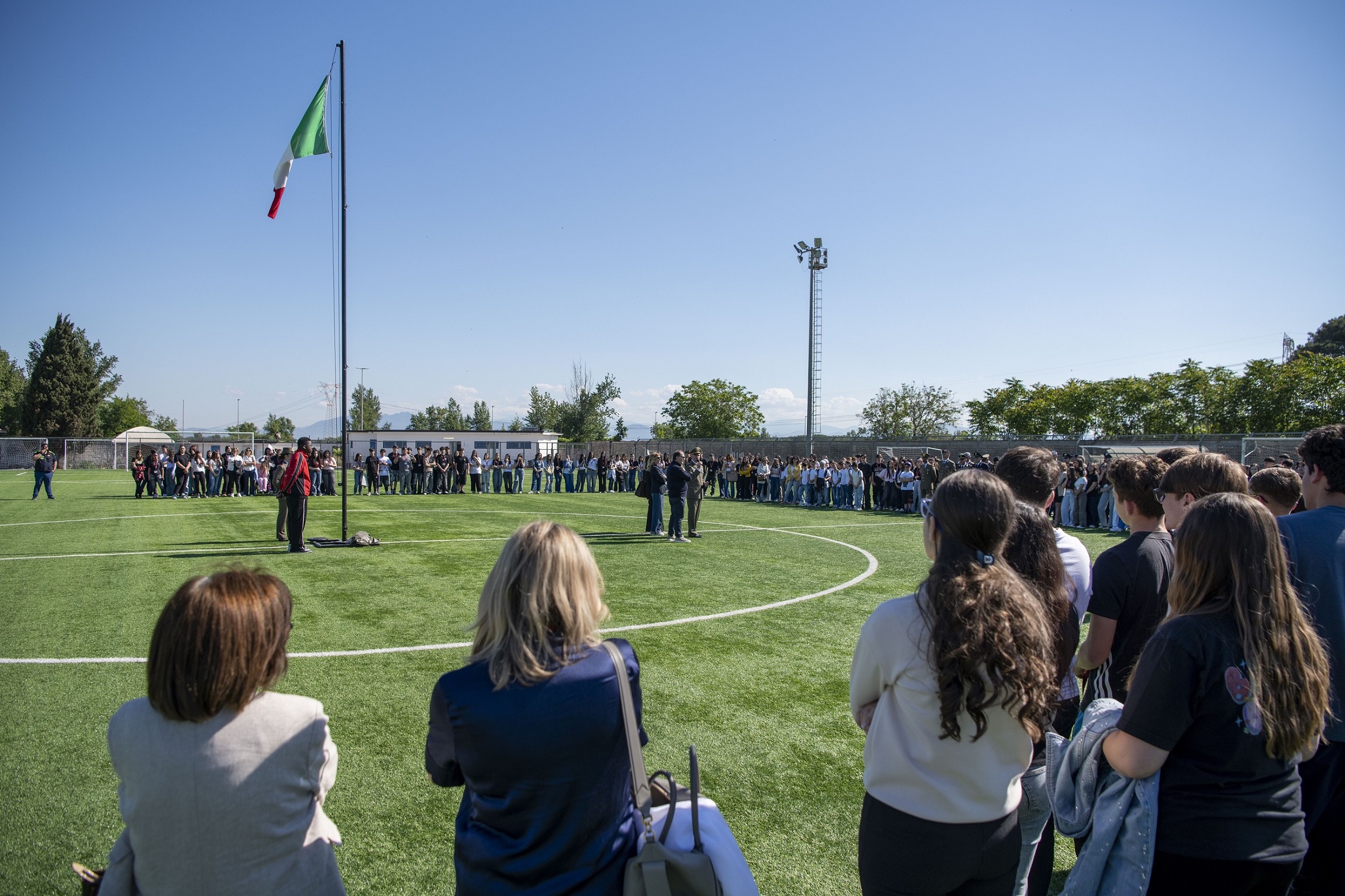 Esercito e scuole insieme per l’alzabandiera: una giornata dedicata ai valori e alle prospettive professionali 1 2.Lalzabandiera con gli alunni e i docenti 1