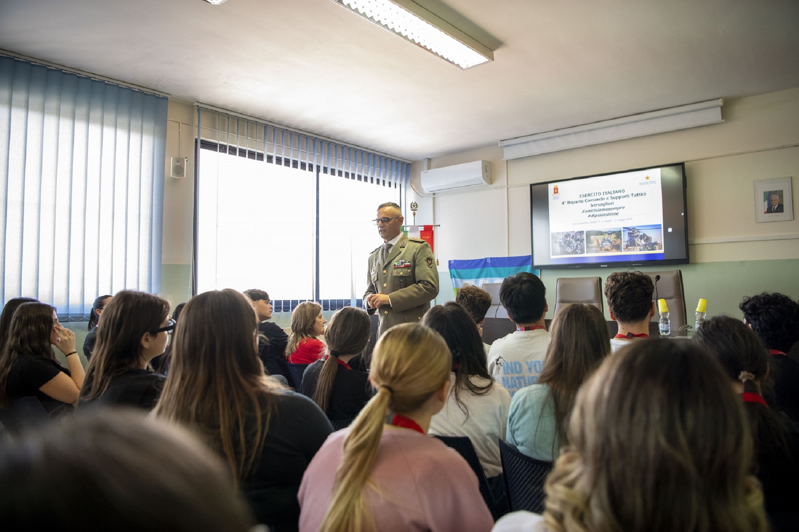 Esercito e scuole insieme per l’alzabandiera: una giornata dedicata ai valori e alle prospettive professionali 3 3.Un momento della conferenza