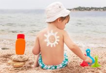 La crema solare non serve solo al mare: ecco le 10 fake news su bimbi e sole