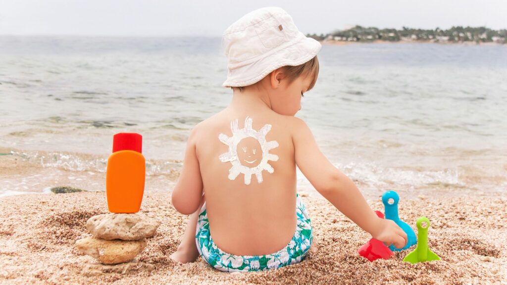 La crema solare non serve solo al mare: ecco le 10 fake news su bimbi e sole La crema solare non serve solo al mare: ecco le 10 fake news su bimbi e sole