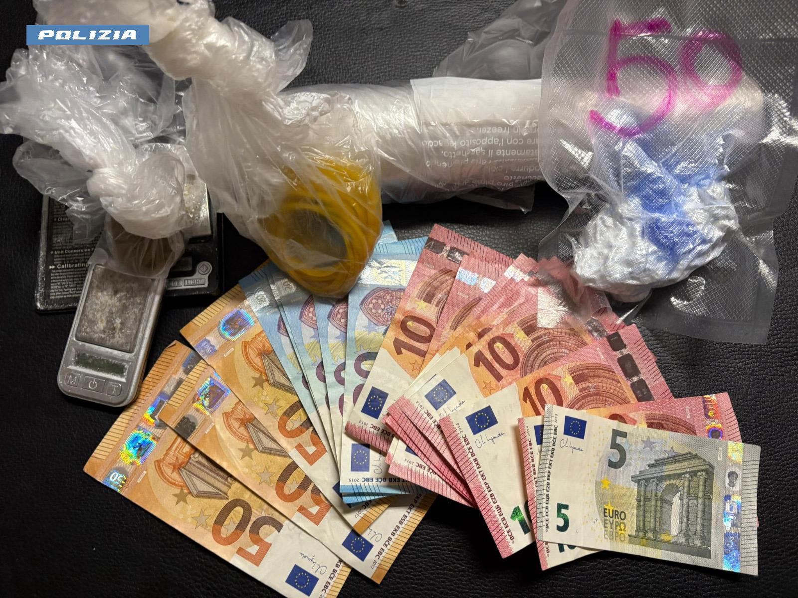 ROMA. DROGA TRA LOTTI POPOLARI E “DEPOSITI VIAGGIANTI”: 5 ARRESTI DELLA POLIZIA DI STATO NELLA CAPITALE ROMA. DROGA TRA LOTTI POPOLARI E “DEPOSITI VIAGGIANTI”: 5 ARRESTI DELLA POLIZIA DI STATO NELLA CAPITALE