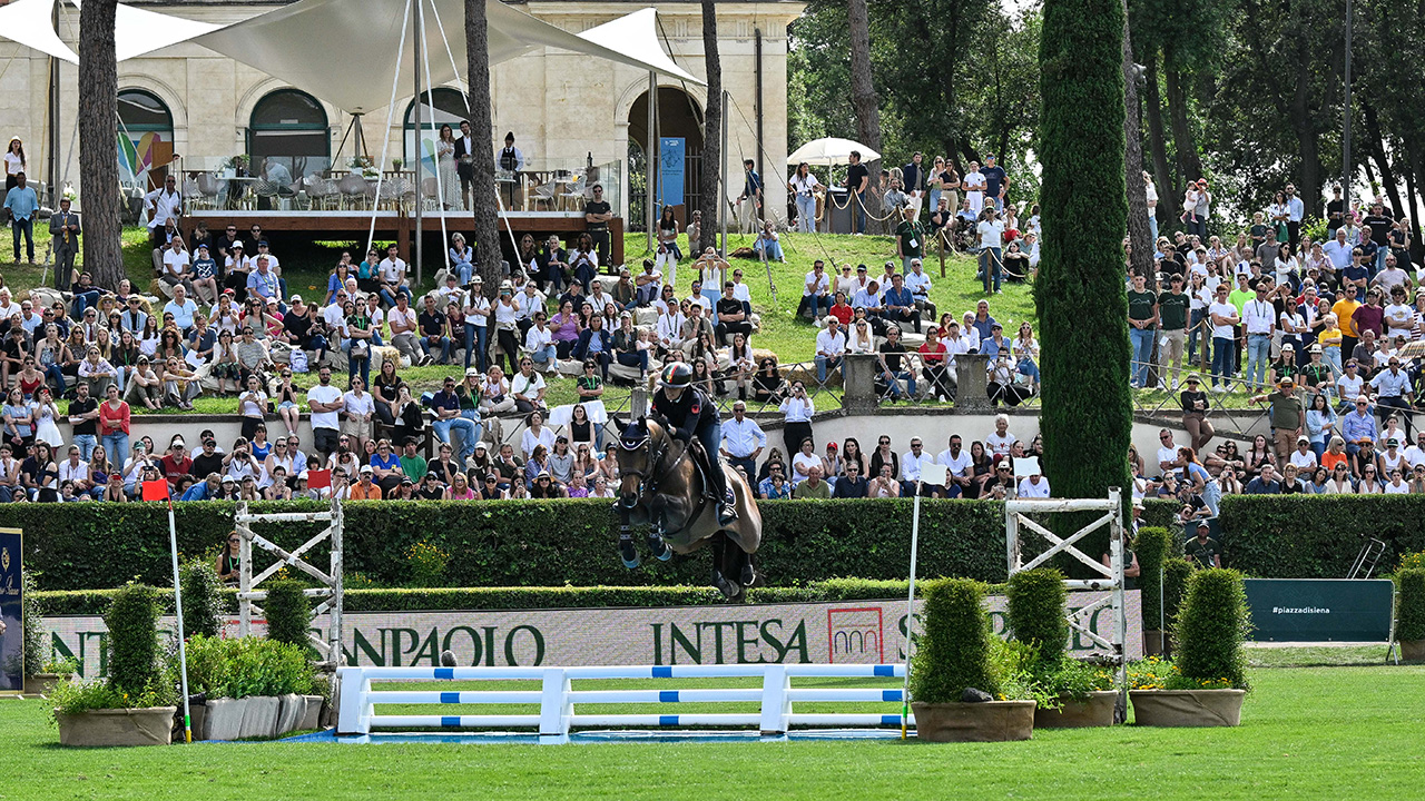 CENTO ANNI DI PIAZZA DI SIENA TRA SPORT, ARTE E LEGACY CENTO ANNI DI PIAZZA DI SIENA TRA SPORT, ARTE E LEGACY