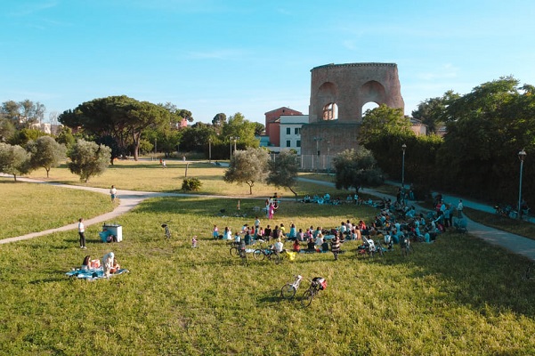 La giovane creazione circense a Villa De Sanctis con Nuova Scena La giovane creazione circense a Villa De Sanctis con Nuova Scena