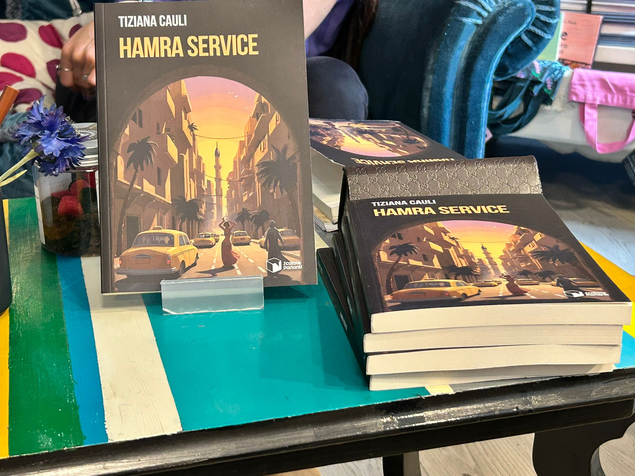 La giornalista Tiziana Cauli presenta il romanzo “Hamra Service” alla Libreria L’Altracittà Roma durante un incontro dedicato a Beirut, ai taxi condivisi e alle storie vissute in Libano.
