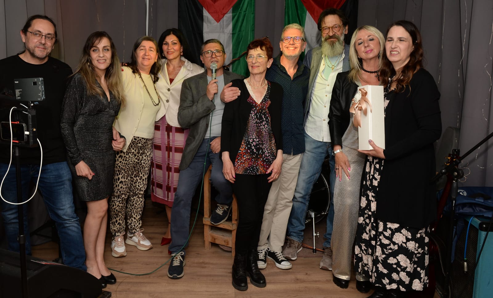 Fiumicino. Violenza e ascolto sociale al centro di una serata tra musica e teatro 3 foto di gruppo 1