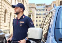 ROMA: “TRATTA” CON LA VITTIMA UN SALDO DI 50 EURO PER UN PRESUNTO DANNO AL SUO SCOOTER, MA CEDE PER 20
