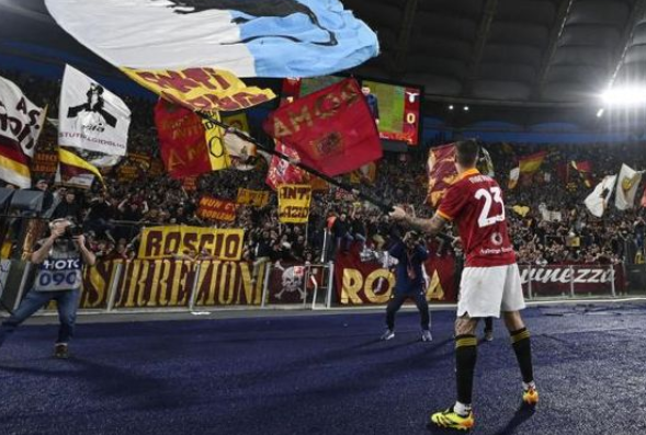 La Roma trionfa nel derby: doppietta di Mancini regala il successo contro la Lazio La Roma trionfa nel derby: doppietta di Mancini regala il successo contro la Lazio