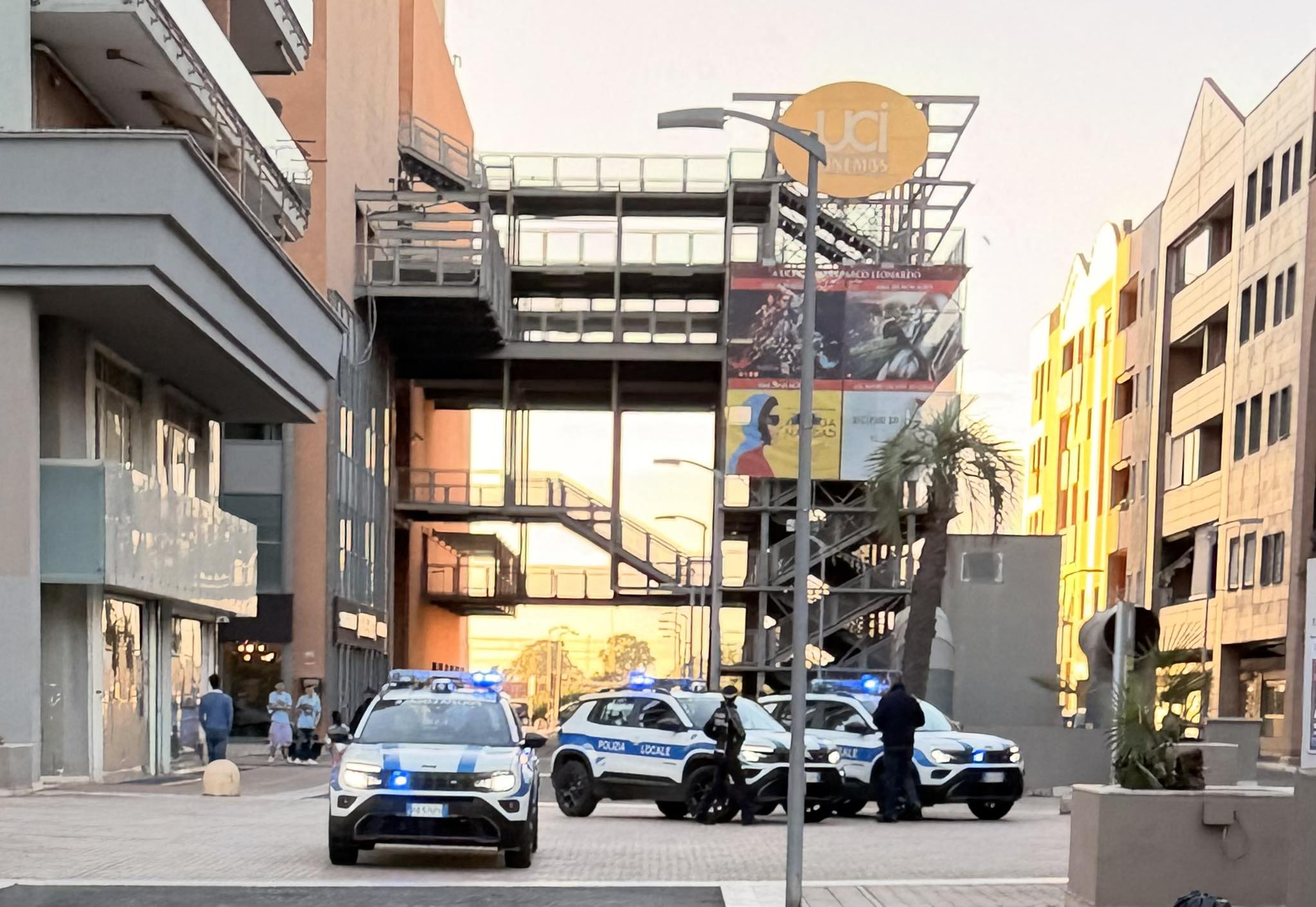 Fiumicino. Sicurezza a Parco Leonardo, nuovi controlli nel quartiere Controlli della Polizia Locale e dei Carabinieri a Parco Leonardo davanti al cinema Uci nel quartiere di Fiumicino
