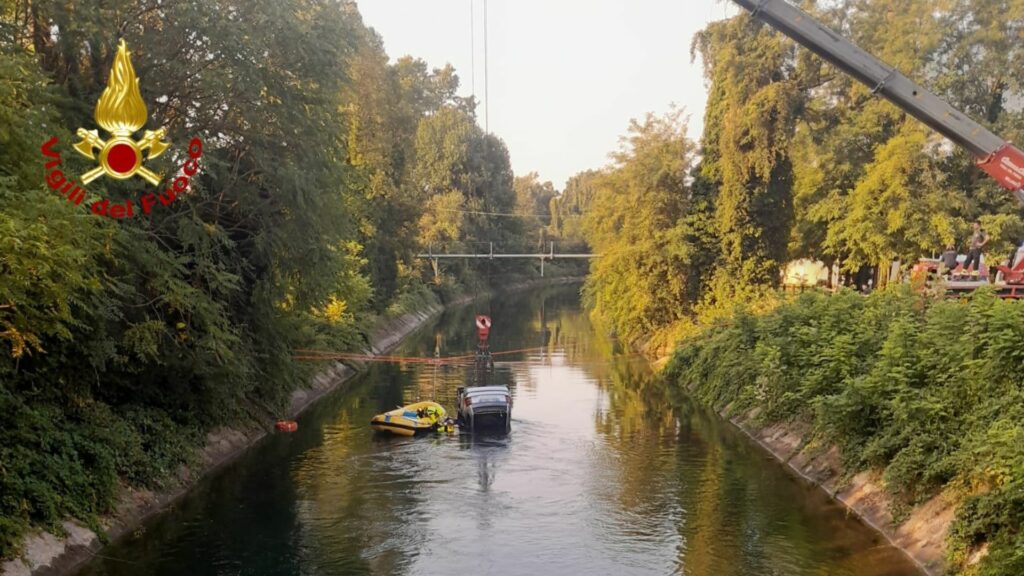 Tragico incidente a Senago: auto con 9 ragazzi precipita in un canale, 3 sono morti Tragico incidente a Senago: auto con 9 ragazzi precipita in un canale, 3 sono morti