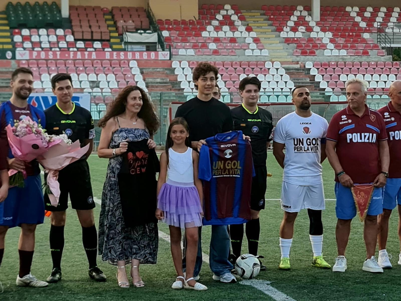Luigi Zeno e Michelle Marino consegnano la maglia commemorativa a mamma Arca