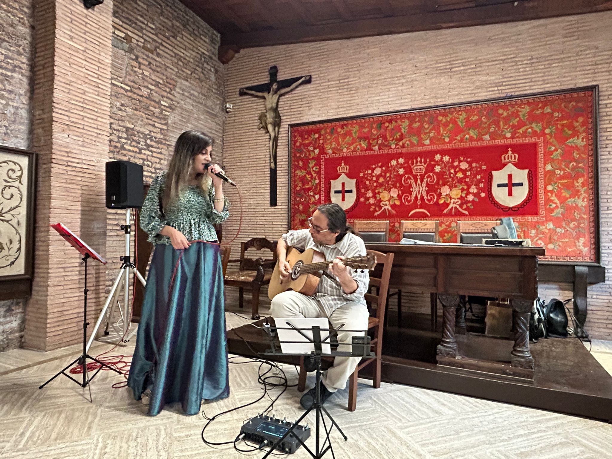 Roma. Merysse Oltre il Concerto Roma conquista il pubblico di Trastevere Merysse e Michele Bertasi in concerto nella Sala degli Arazzi della Basilica di San Crisogono a Trastevere durante l'evento Oltre il Concerto.