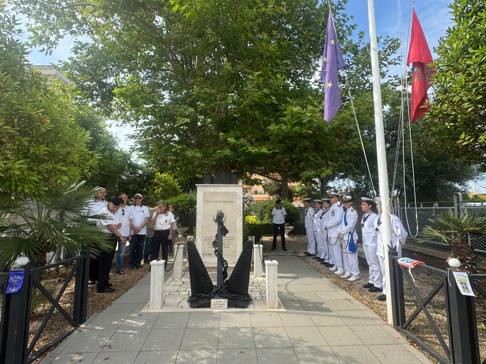 FIUMICINO. Marina Militare, memoria e servizio: l’omaggio ai Caduti del Mare Cerimonia della Giornata della Marina Militare davanti al Monumento ai Caduti del Mare a Fiumicino con le autorità civili e militari presenti.
