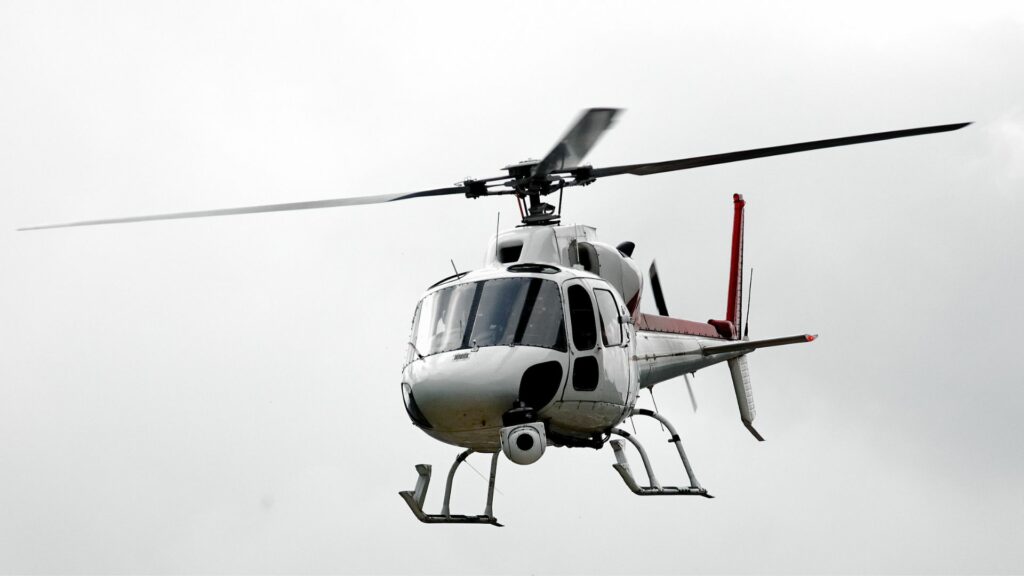Elicottero precipita a Lesa sul Lago Maggiore: un morto e tre feriti Elicottero precipita a Lesa sul Lago Maggiore: un morto e tre feriti