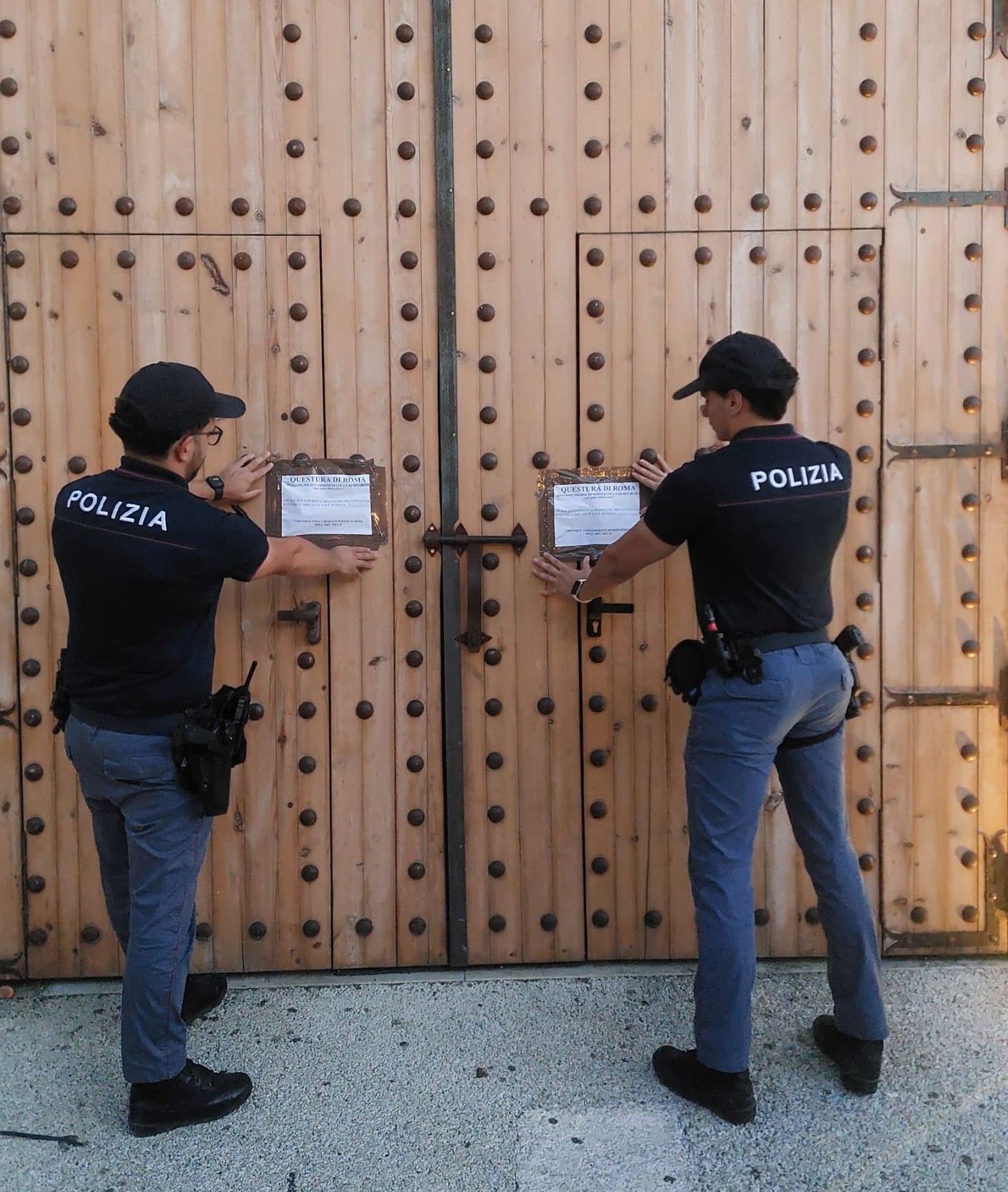 ROMA. RESTYLING FAI DA TE, OLTRE IL DOPPIO DELLE PRESENZE CONSENTITE E SICUREZZA SACRIFICATA: POLIZIA DI STATO SEQUESTRA “OASI URBANA” DEL QUARTIERE TALENTI ROMA. RESTYLING FAI DA TE, OLTRE IL DOPPIO DELLE PRESENZE CONSENTITE E SICUREZZA SACRIFICATA: POLIZIA DI STATO SEQUESTRA “OASI URBANA” DEL QUARTIERE TALENTI