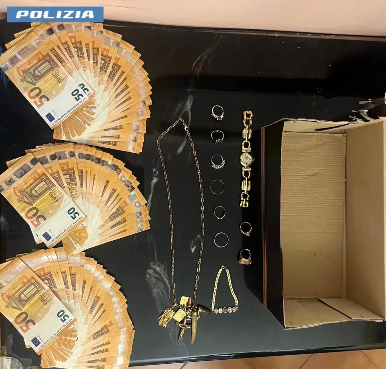 ROMA. “MARATONA TELEFONICA” DI OLTRE 12 ORE PER SVUOTARE IL CONTO DI UN ANZIANO CON UN RAGGIRO: 2 COMPLICI TRUFFATORI ARRESTATI DALLA POLIZIA DI STATO ROMA. “MARATONA TELEFONICA” DI OLTRE 12 ORE PER SVUOTARE IL CONTO DI UN ANZIANO CON UN RAGGIRO: 2 COMPLICI TRUFFATORI ARRESTATI DALLA POLIZIA DI STATO