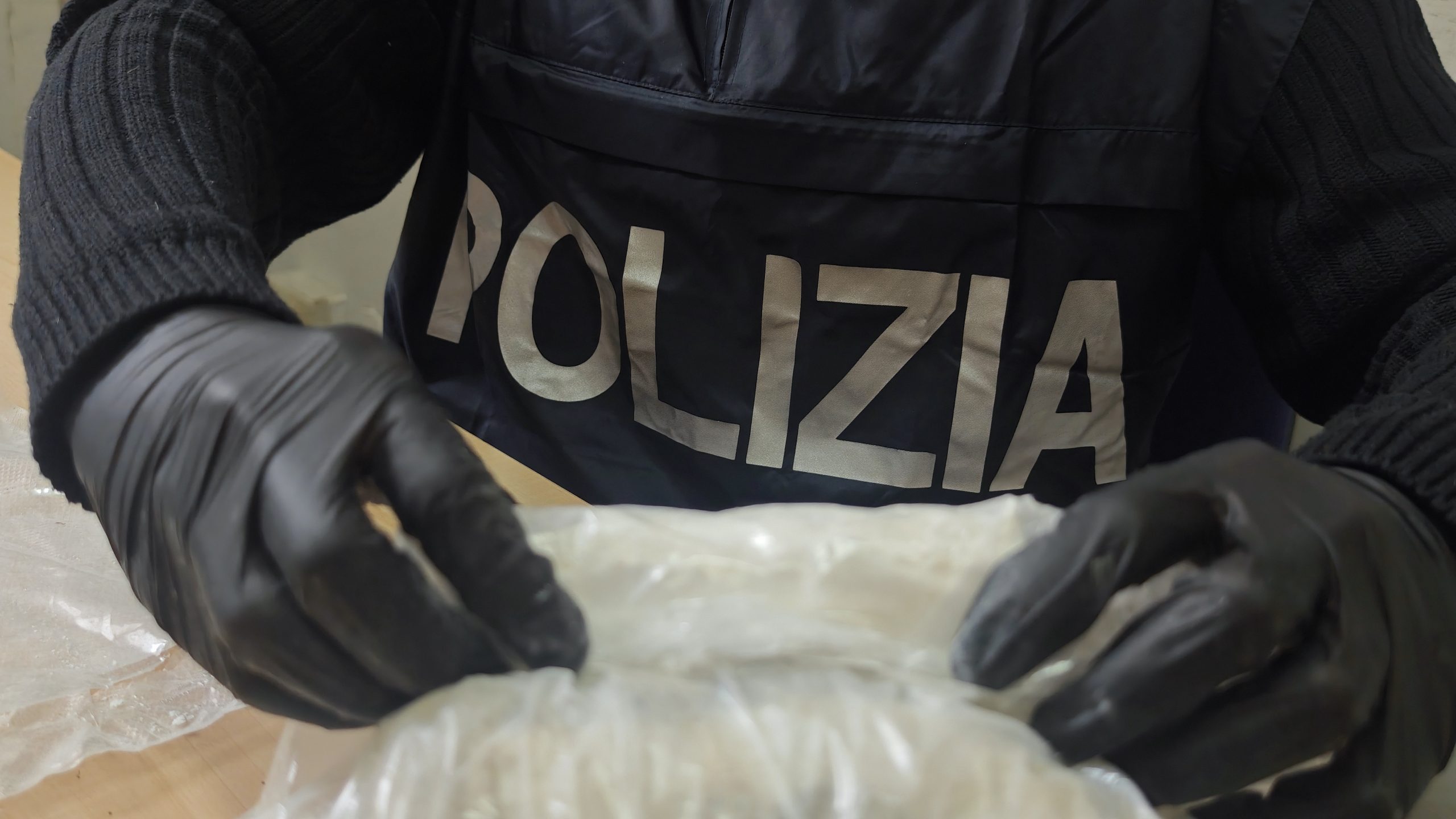 ROMA. “DUETTI” DEL DELIVERY E MAGAZZINI DOMESTICI DELLO SPACCIO: OLTRE 1,5 CHILI DI DROGA SEQUESTRATA ROMA. “DUETTI” DEL DELIVERY E MAGAZZINI DOMESTICI DELLO SPACCIO: OLTRE 1,5 CHILI DI DROGA SEQUESTRATA