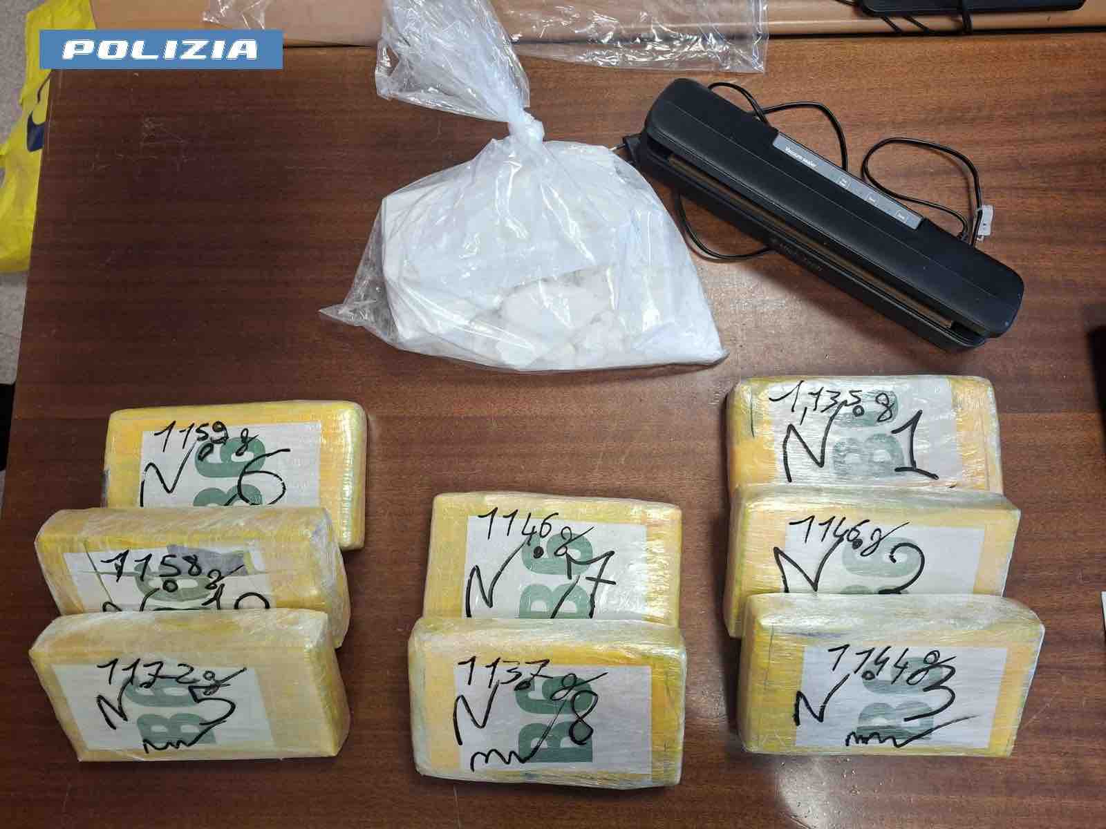 ROMA PONTE DI NONA: SCOPERTO “ATTICO” ABUSIVO COME BASE PER IL CONFEZIONAMENTO DELLA DROGA ROMA PONTE DI NONA: SCOPERTO “ATTICO” ABUSIVO COME BASE PER IL CONFEZIONAMENTO DELLA DROGA