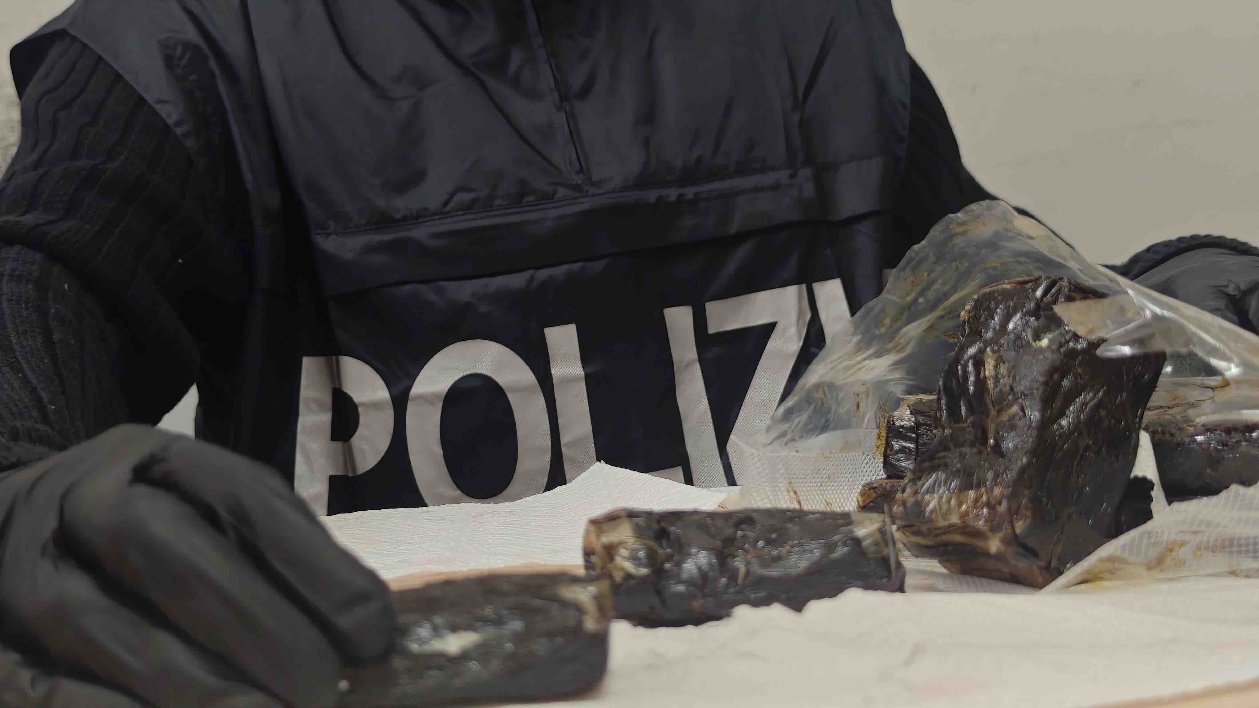 ROMA FUGHE NOTTURNE PER “RIPULIRSI” DELLO STUPEFACENTE E NASCONDIGLI STANATI DALLA POLIZIA DI STATO: 6 PUSHER ARRESTATI TRA CENTRO E PERIFERIA ROMA FUGHE NOTTURNE PER “RIPULIRSI” DELLO STUPEFACENTE E NASCONDIGLI STANATI DALLA POLIZIA DI STATO: 6 PUSHER ARRESTATI TRA CENTRO E PERIFERIA